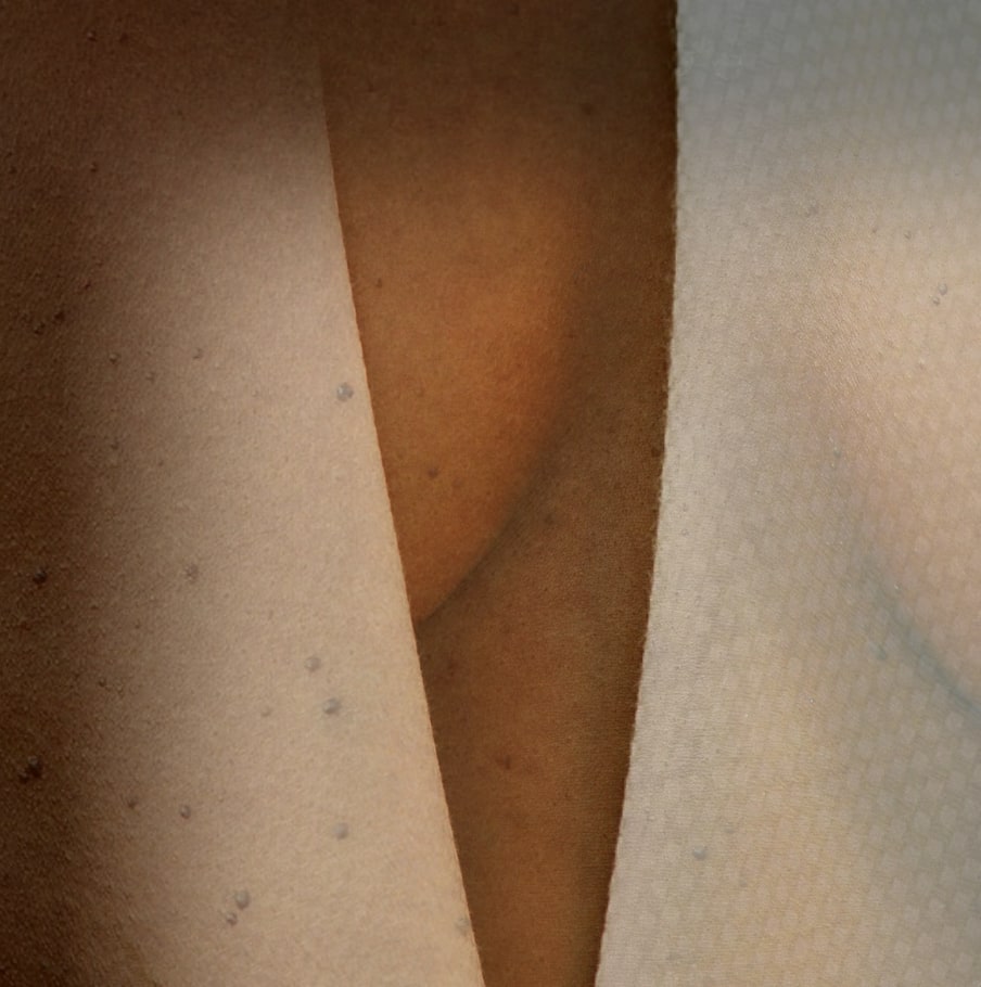 white cloth over brown cleavage